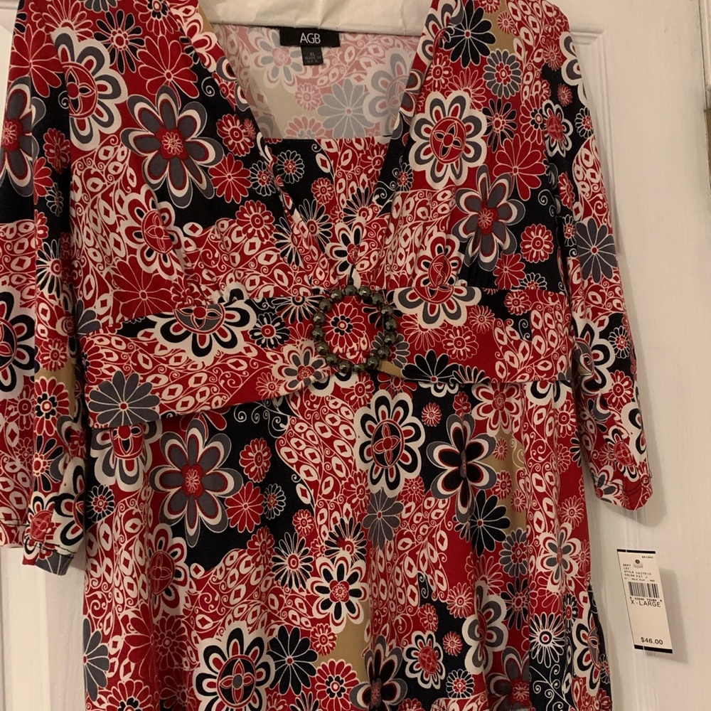 ♥️Beautiful Red/Black/Tan/White Floral Dressy Top With BLINGY Brooch @ Bust♥️